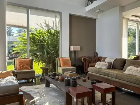 Casa en Venta con 2 cocheras