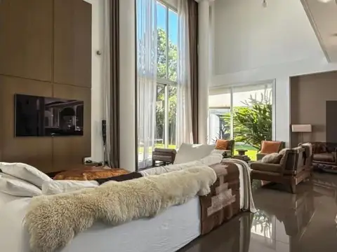 Casa 10 ambientes con 5 baños