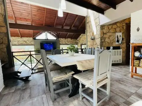 CASA DE CUATRO AMBIENTES CON PARQUE Y PISCINA