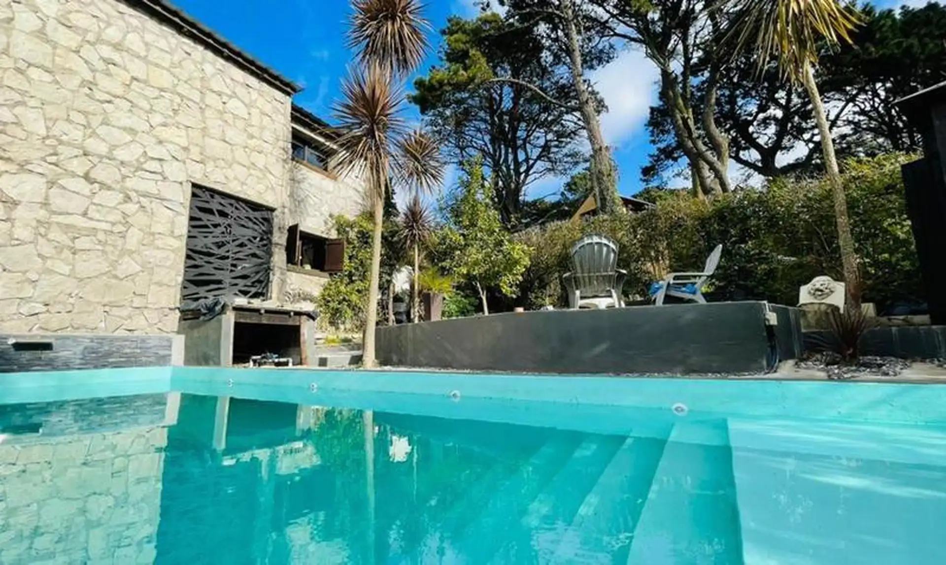CASA DE CUATRO AMBIENTES CON PARQUE Y PISCINA