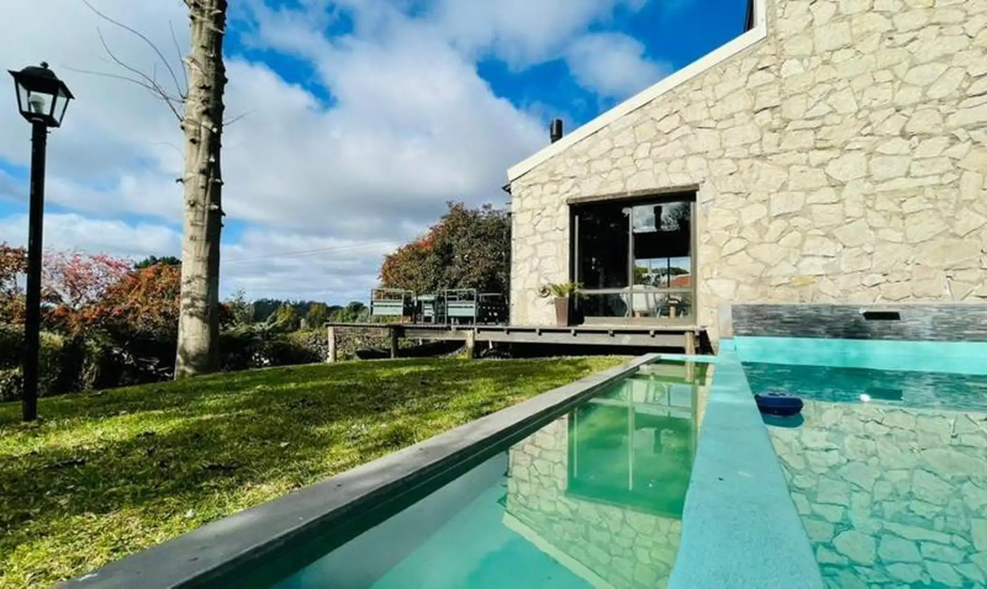 CASA DE CUATRO AMBIENTES CON PARQUE Y PISCINA