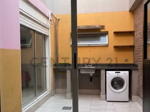2 ambientes, con patio descubierto de uso exclusivo, y baulera