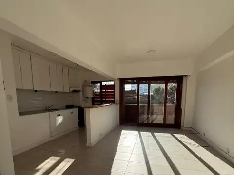 ALQUILER 2 AMBIENTES CON BALCÓN Y GRAN TERRAZA - MACROCENTRO - SIN EXPENSAS