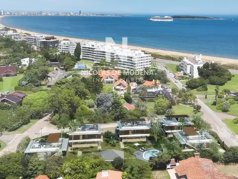 Vende casa de 4 dormitorios en Punta del Este a metros del mar