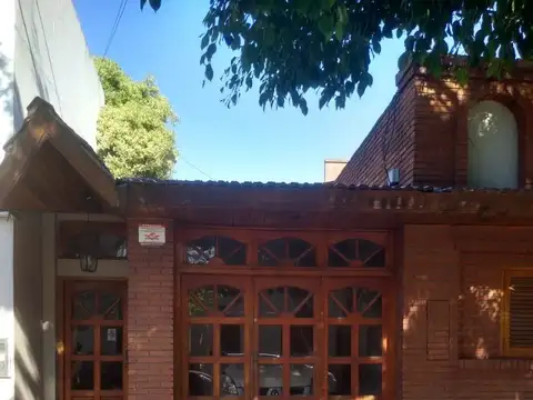 Casa 9 ambientes con 3 baños