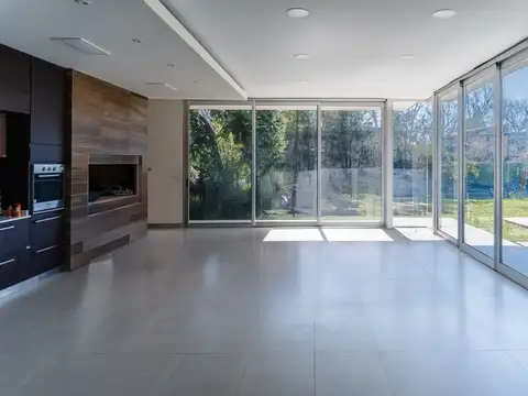 Venta Casa Quincho, Pileta, sobre terreno de 1200m