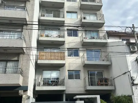 Monoambiente super divisible en L con balcon y lavadero en monte castro. Cochera descubierta