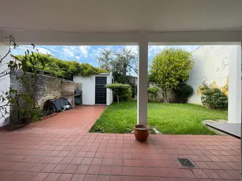 CASA 3 AMBIENTES COCHERA JARDIN PARRILLA LAVADERO