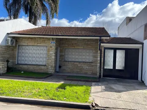 Alquiler de casa 3 Ambientes, castelar  c/quincho.