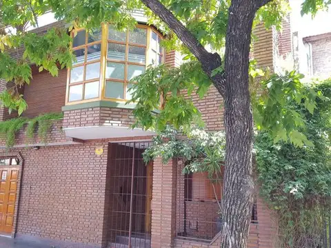 Venta   casa   4 dormitorios   Amplio Jardín Rosario