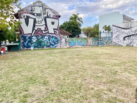 Lote de terreno irregular en excelente ubicación.