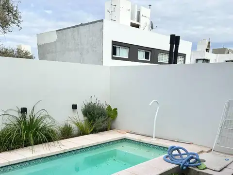 Depto Tipo Casa en Alquiler con 1 cocheras