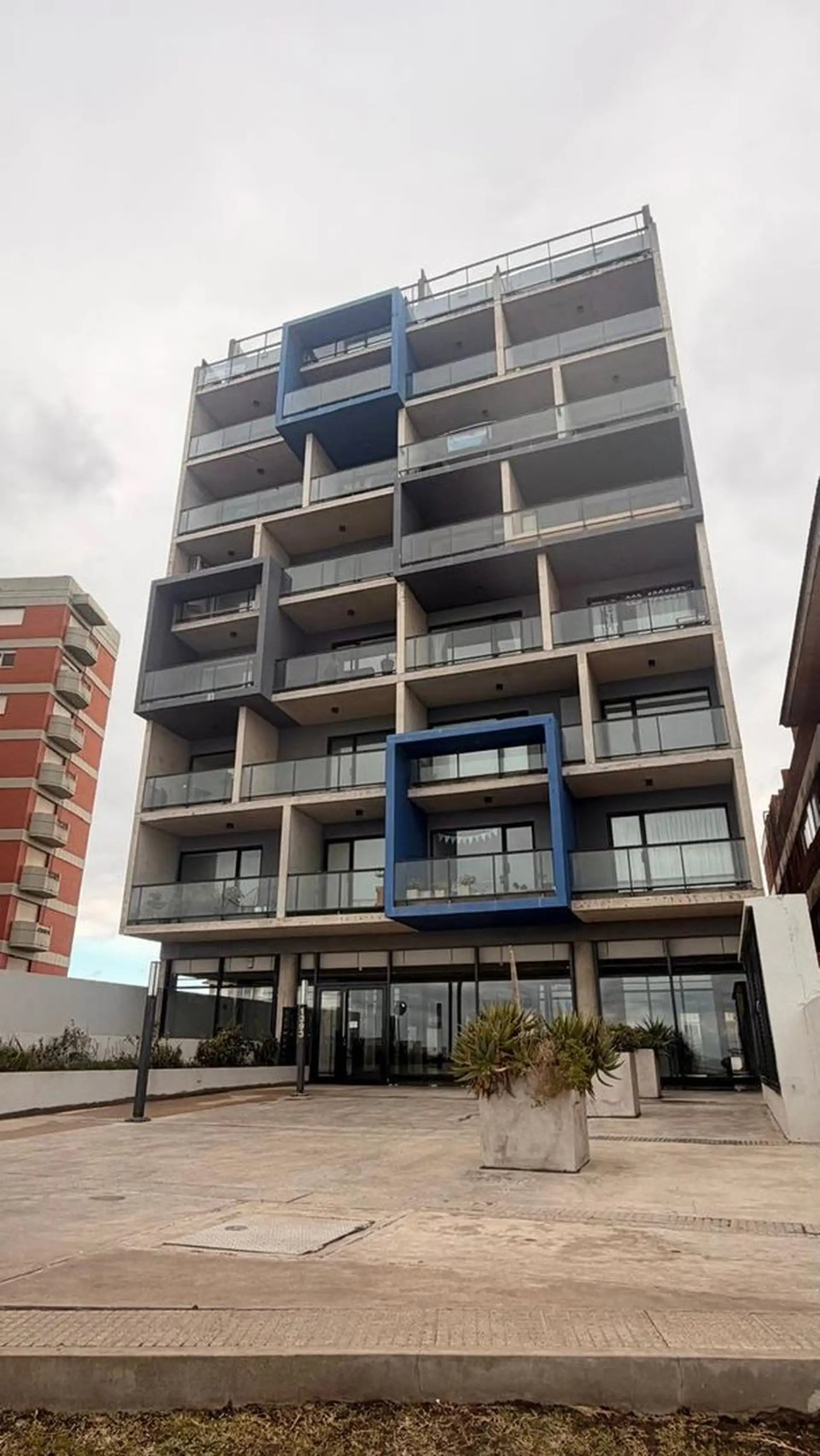 Depto 2 amb, 82m² frente al mar con cochera y balcón