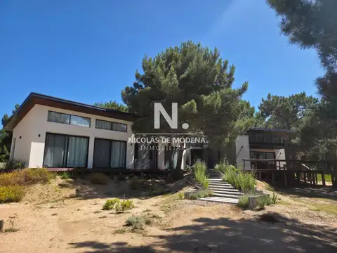 Casa en venta de 4 dormitorios en Jose Ignacio, con piscina y parrillero