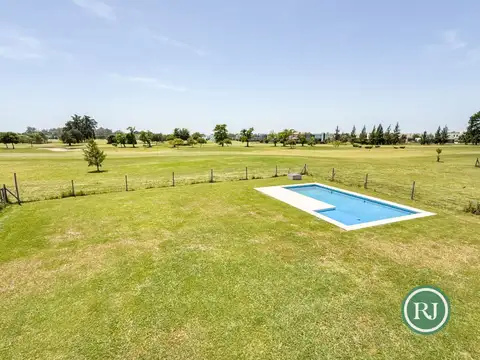 Casa en venta de 5 dormitorios al golf Haras Santa Maria