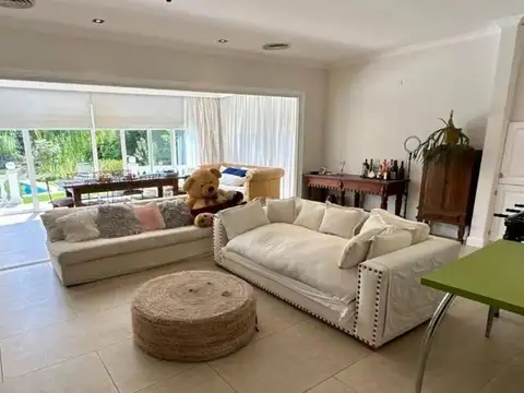 Casa 10 ambientes con 4 baños