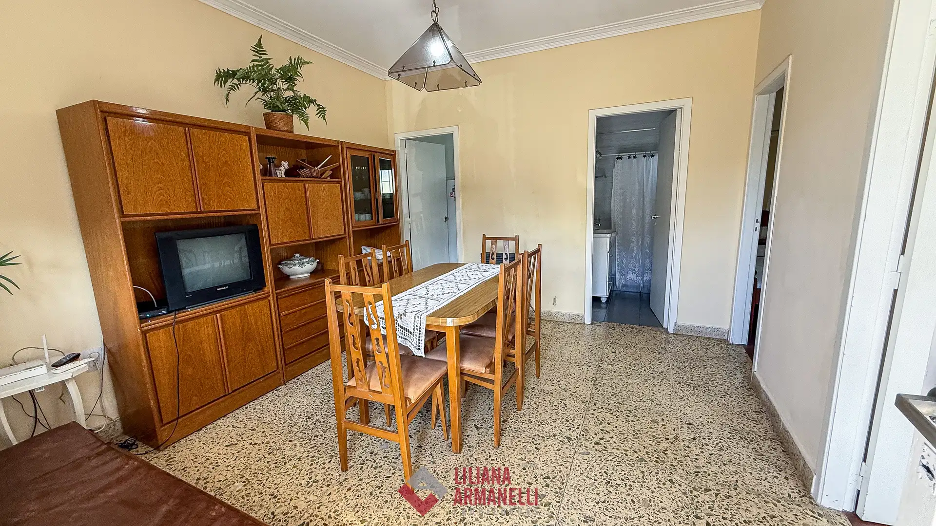 CHALET 4 AMBIENTES + DEPTO 2 AMBIENTES. CONSTITUCION.