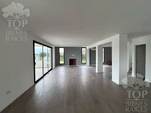 Casa en Venta con 6 cocheras