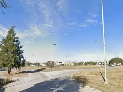 TERRENO CON CASA A TERMINAR EN BARRIO CARRARA