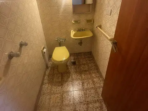 Departamento de 4 ambientes al contrafrente en excelente estado, dos baños, amplia cocina y lavadero independiente,