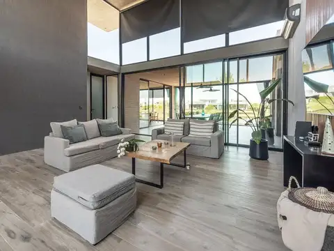 Casa en Venta con 4 cocheras