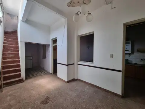 Casa con 2 locales y vivienda de 3 amb, sobre calle concurrida. Ideal inversor!