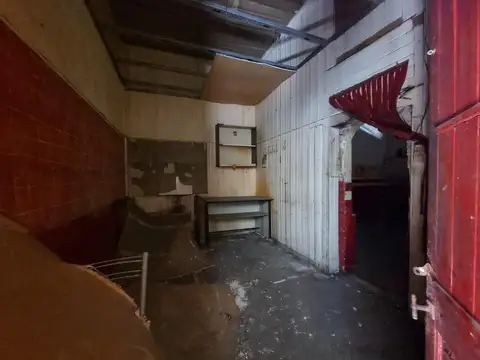 Casa con 2 locales y vivienda de 3 amb, sobre calle concurrida. Ideal inversor!