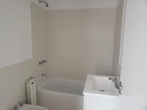 Casa en Alquiler con 2 cocheras