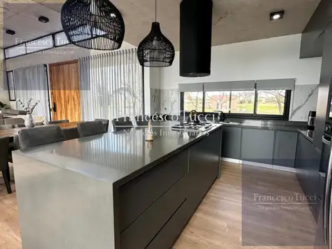 Casa 5 ambientes con 4 baños