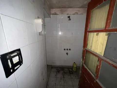 Venta - Casa a refaccionar con local comercial – Villa Santa Rita - Permuta