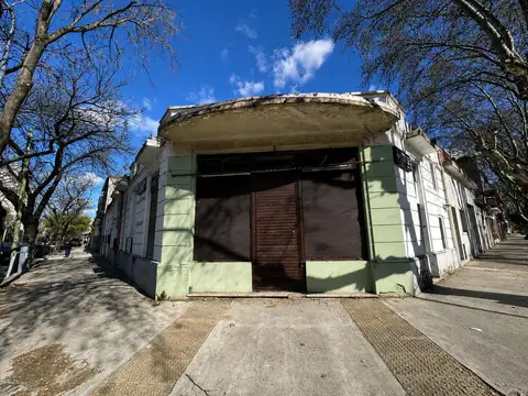 Venta - Casa a refaccionar con local comercial – Villa Santa Rita - Permuta