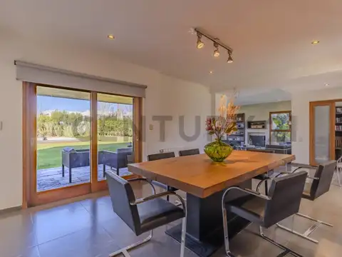 Casa en Venta con 4 cocheras