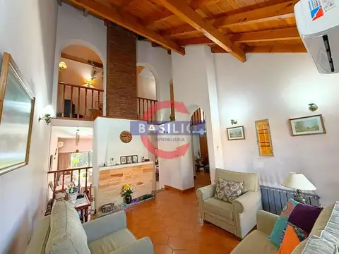 CASA DE 6 AMBIENTES EN TRES PLANTAS, CON JARDÍN, GALERÍA, PLAYROOM Y COCHERA – VILLA ADELINA