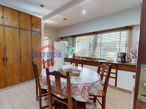 CASA DE 6 AMBIENTES EN TRES PLANTAS, CON JARDÍN, GALERÍA, PLAYROOM Y COCHERA – VILLA ADELINA