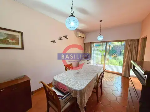 Casa 6 ambientes con 2 baños