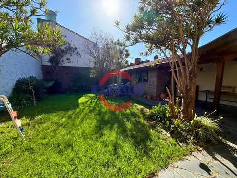 CASA DE 6 AMBIENTES EN TRES PLANTAS, CON JARDÍN, GALERÍA, PLAYROOM Y COCHERA – VILLA ADELINA