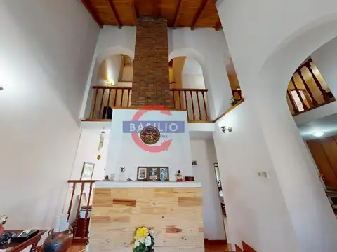 CASA DE 6 AMBIENTES EN TRES PLANTAS, CON JARDÍN, GALERÍA, PLAYROOM Y COCHERA – VILLA ADELINA