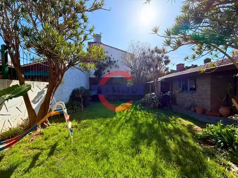 Casa 6 ambientes con 2 baños