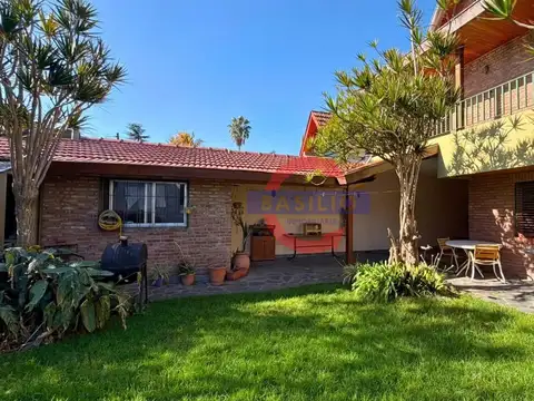 CASA DE 6 AMBIENTES EN TRES PLANTAS, CON JARDÍN, GALERÍA, PLAYROOM Y COCHERA – VILLA ADELINA