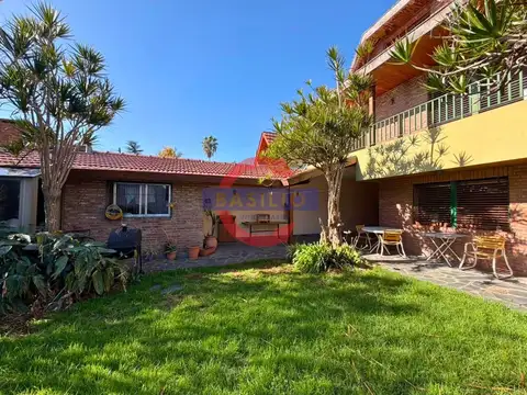 Casa en Venta con 2 cocheras