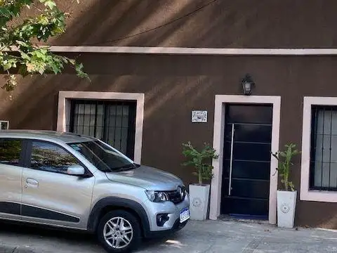 Independencia al 100 entre las calles Godoy Cruz y Salguero