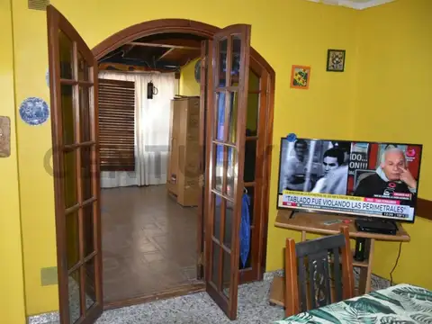 Casa 6 ambientes con 2 baños