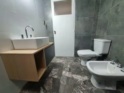 Casa 7 ambientes con 2 baños