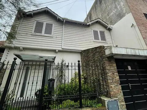 Casa de categoría  en venta de 4 ambientes con jardín cochera y quincho
