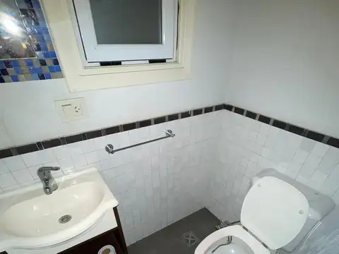 Casa de categoría  en venta de 4 ambientes con jardín cochera y quincho