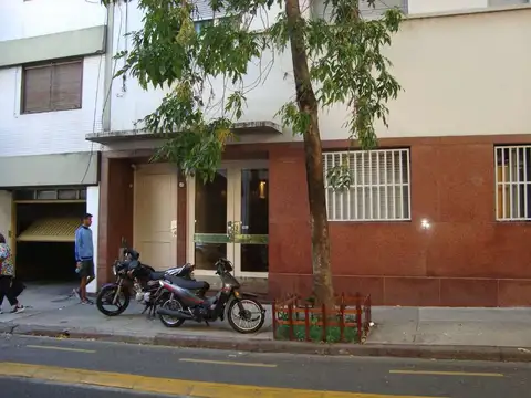 SAN CRISTOBAL. A.ALSINA 2500. DEPTO 2 AMBIENTES LATERAL.