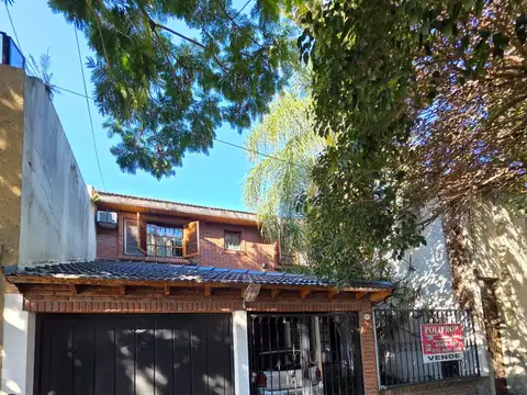 EXCELENTE CASA 4 AMB. CON DEPENDENCIA - PATIO - QUINCHO - TERRAZA - 2 GARAGES - MUY BUENA UBICACION