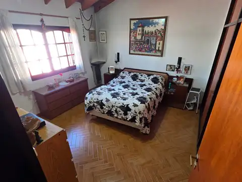 EXCELENTE CASA 4 AMB. CON DEPENDENCIA - PATIO - QUINCHO - TERRAZA - 2 GARAGES - MUY BUENA UBICACION