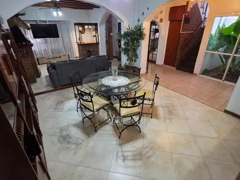 Casa 4 ambientes con 2 baños