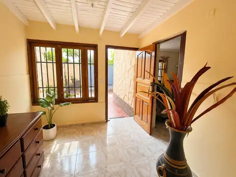 Casa 5 ambientes con 2 baños